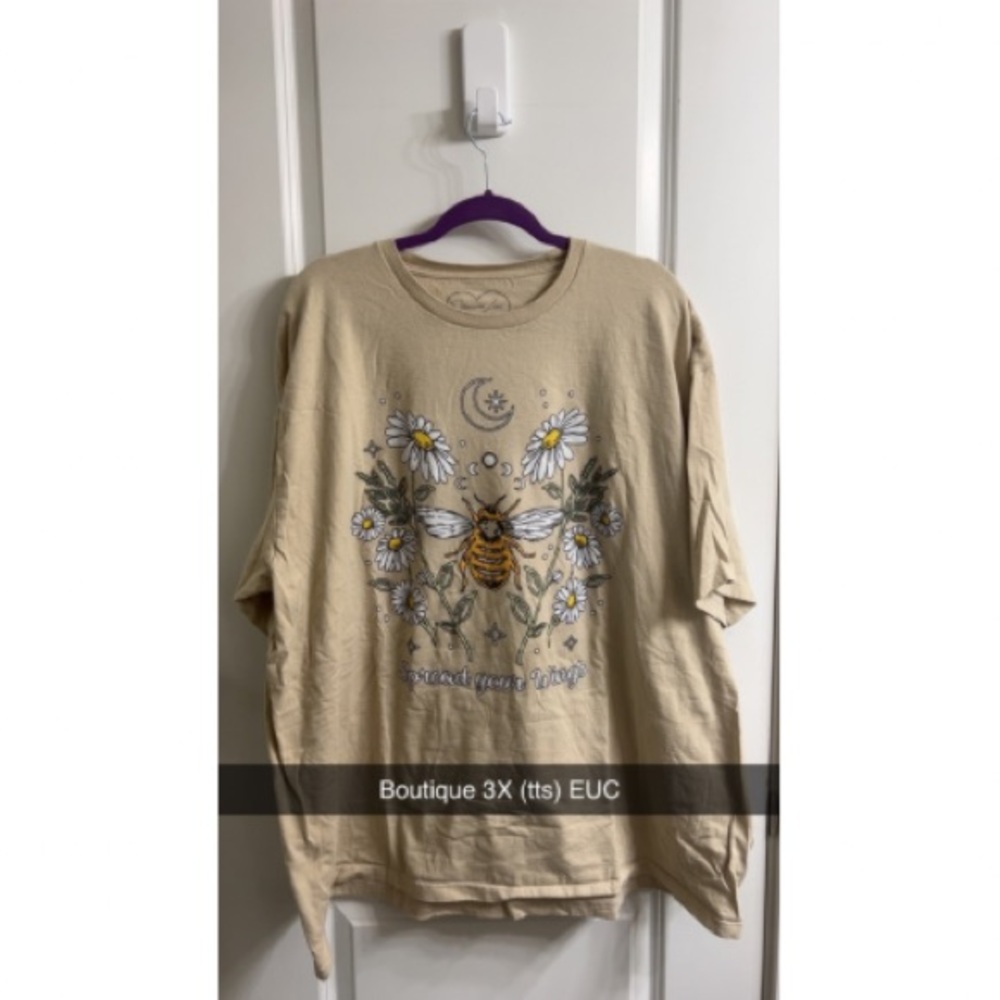 Bee and Daisy Graphic T-Shirt